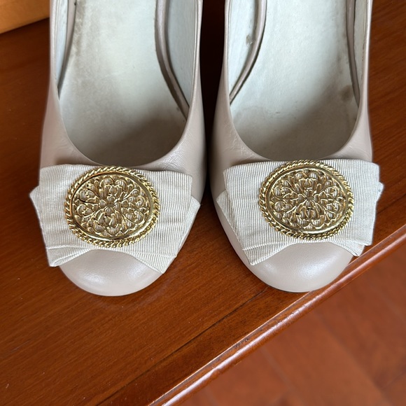 3 for $30💖 Dolce Vita Size 7.5 Leather Cream Pumps Shoes Heels Gold Buckle Bow - Picture 5 of 10